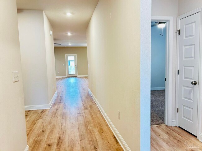 Foto del edificio - 7773 Burnside Lp