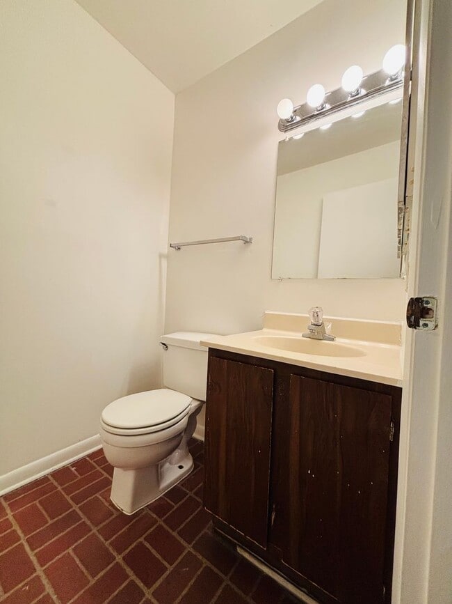 Building Photo - 3 Bedroom 2.5 Bath Townhouse