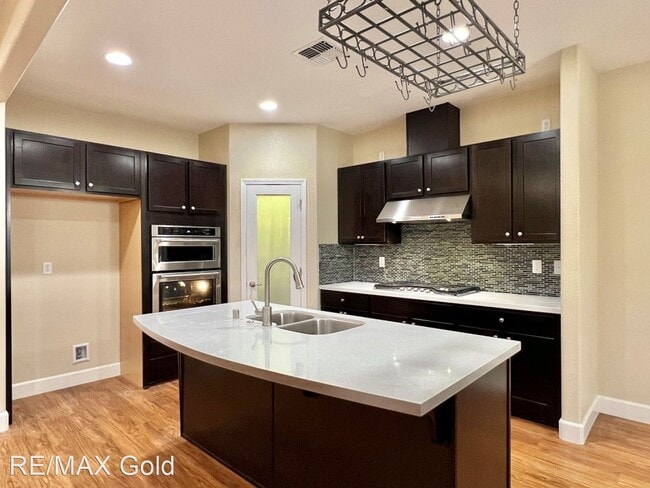 Building Photo - 3 br, 2 bath House - 213 Holly Oak Court