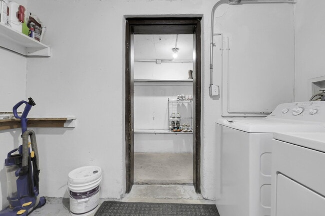 Building Photo - $1,395.00 - 2 Beds, 1 Bath, Condo in Denve...