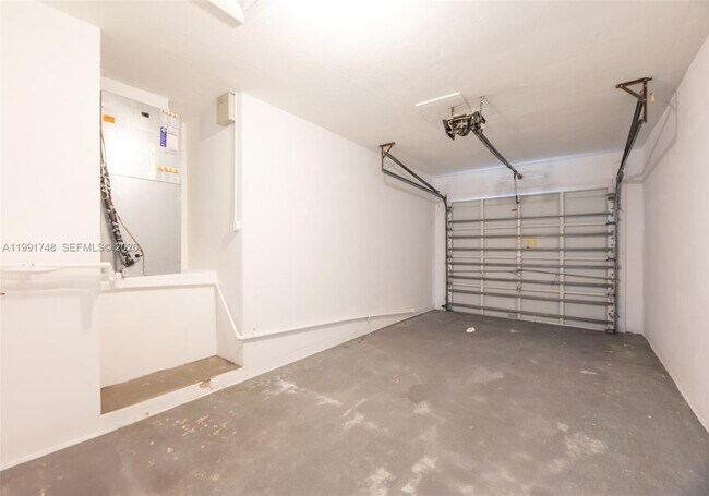 Foto del edificio - Northwest 10th Street, Pembroke Pines, FL 33024 - 3 BR 2 BA single-family home
