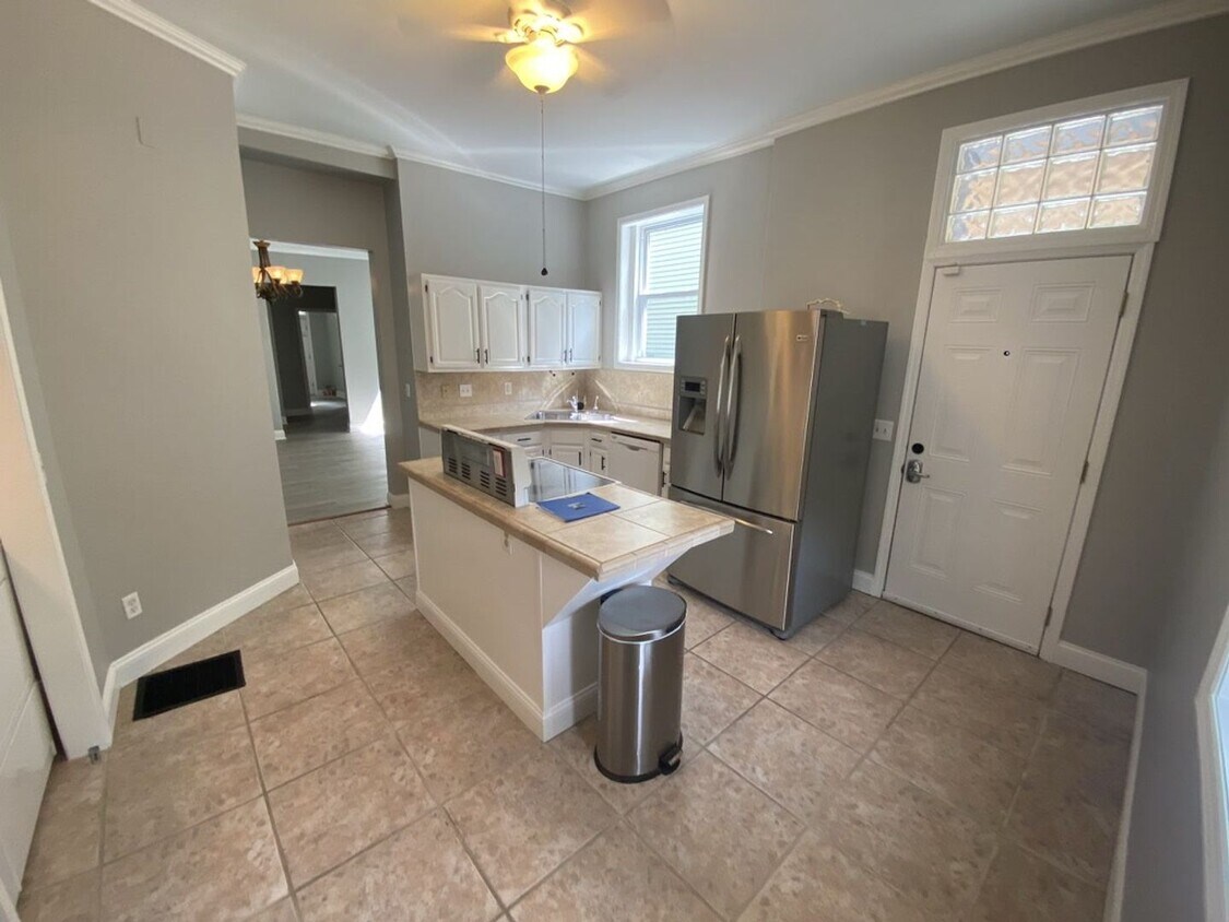 Primary Photo - 6 Bed/2.5 Bath Mins. From UC $700/pp ($4,200/mo)!