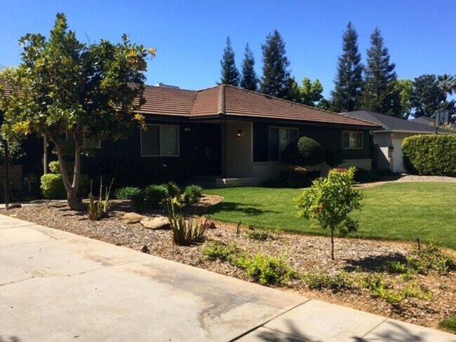 Building Photo - 1657 W Ellery Way