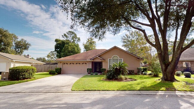 Building Photo - Beautiful 3 bedroom ,2 bathrooms .