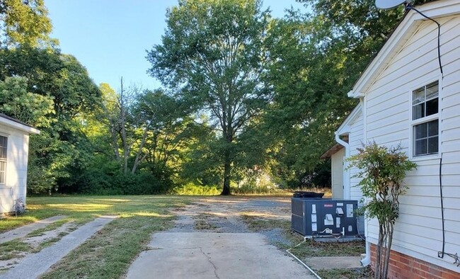 Foto del edificio - THREE BEDROOM RANCH