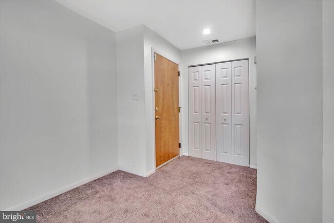 Foto del edificio - 302 Trinity Ct
