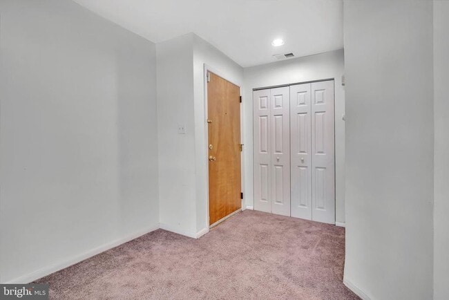 Building Photo - 302 Trinity Ct