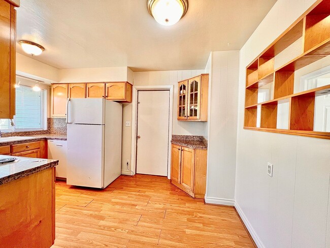 Foto del edificio - Recently Renovated House With Fenced Back ...