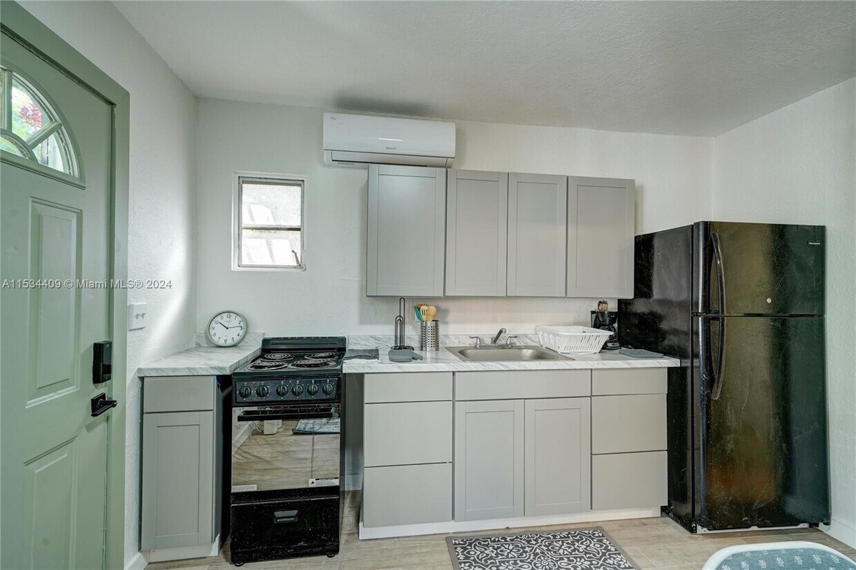 Primary Photo - 1020 NW 33rd St