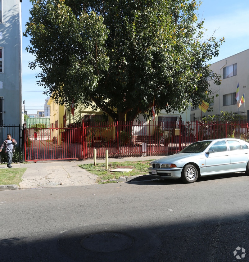 Primary Photo - 3033 Leeward Ave