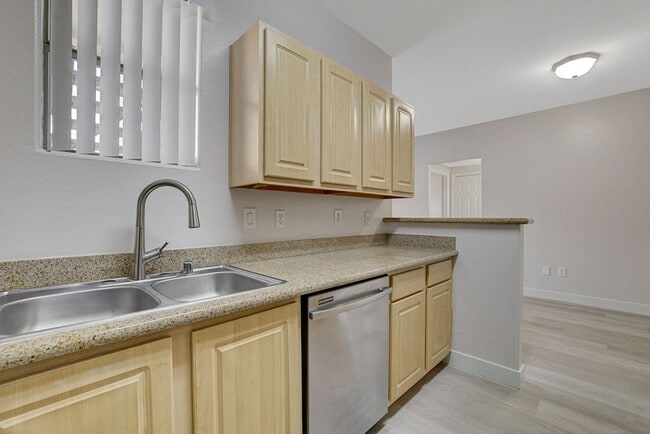Building Photo - Gorgeous Downstairs One Bedroom in the Sou...