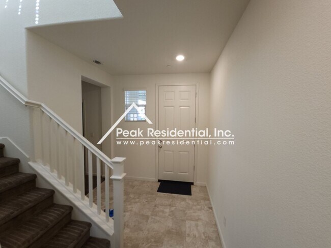 Foto del edificio - Newer North Natomas 3bd/2.5ba House with Loft & 2 Car Garage