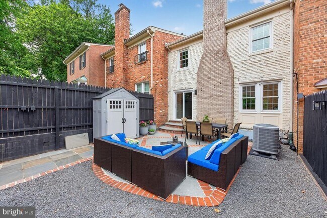 Foto del edificio - 7426 Hallcrest Dr