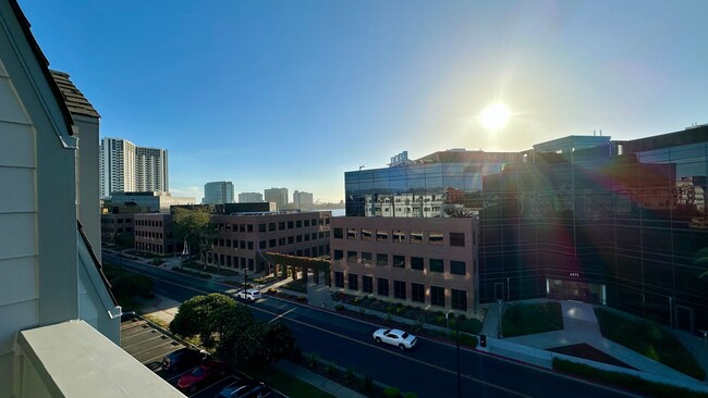 Building Photo - Water Views from this West-Facing Top Floo...