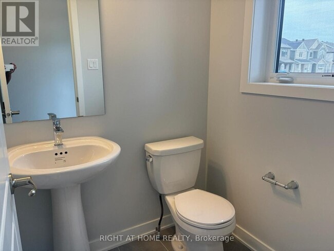 Building Photo - 641 Kirkham Cres