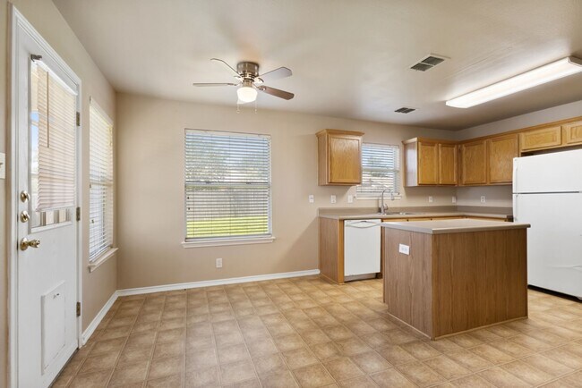 Foto del edificio - Charming Home Awaits: Spacious & in a Prime Location