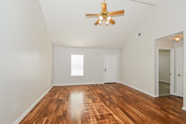 Foto del edificio - 9720 Lakeland Hills Cove