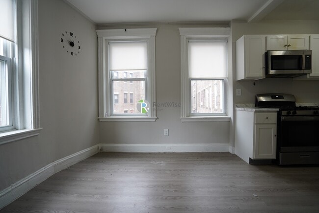 Building Photo - 368 Riverway