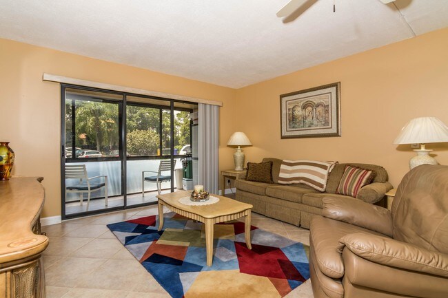 Foto del edificio - 811  Sky Pine Way B1 Greenacres FL 33415