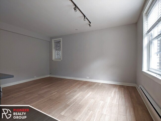 Foto del edificio - 517 W Belmont Ave