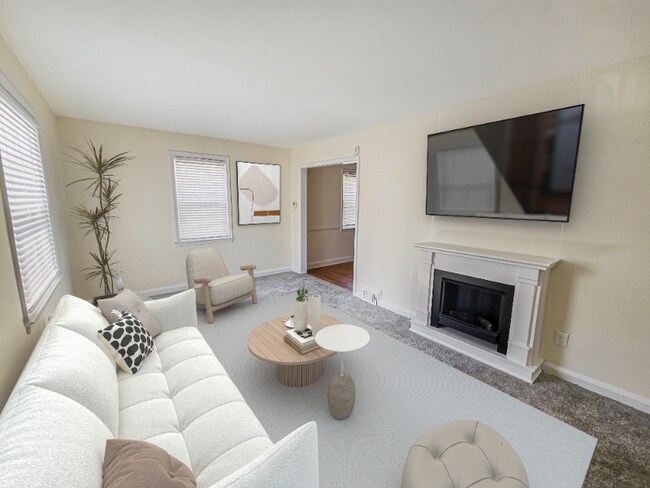 Building Photo - 3732 Sylvan Dr
