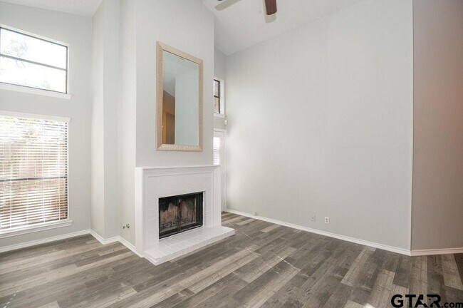 Building Photo - 5919 Hollytree Dr