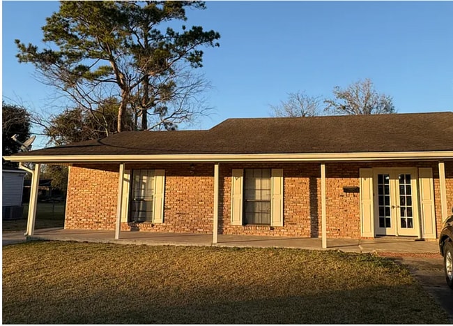 Building Photo - 107 Hackberry St