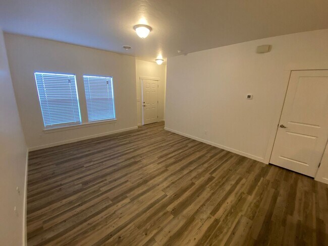 Foto del edificio - 11249 Gabrielle~Centrally Located Townhome...