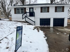 Building Photo - 205 SW Gladstone Dr