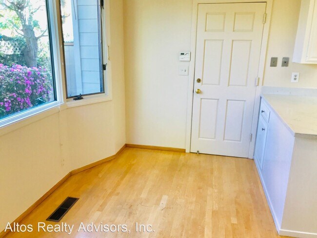 Building Photo - 3 br, 3 bath House - 8 Versailles Street