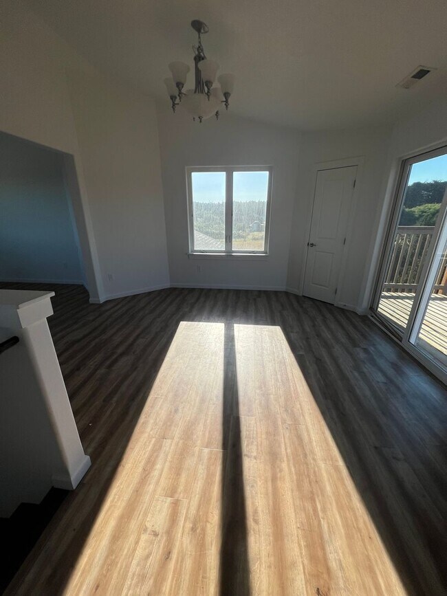 Foto del edificio - Beautiful 3 bedroom, 2 1/2 bath House with Ocean View!