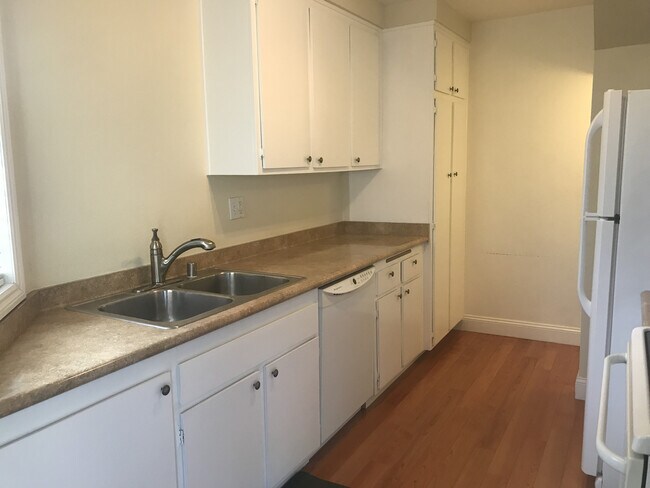 Building Photo - Bright and Spacious End Unit La Jolla