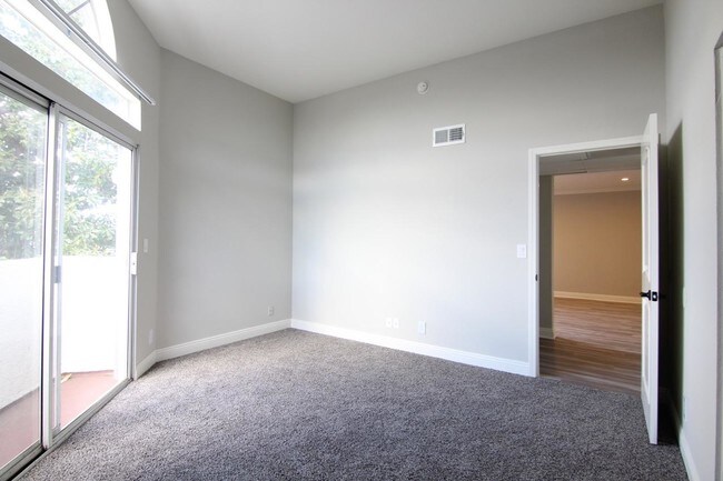 Building Photo - 2 bedroom in Sherman Oaks CA 91403