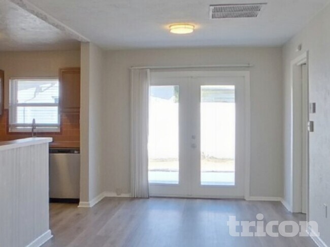 Foto del edificio - 10887 111th Pl N