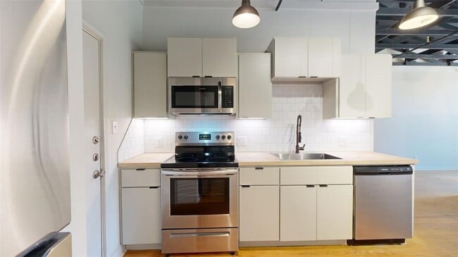 Building Photo - 305 W 27th St