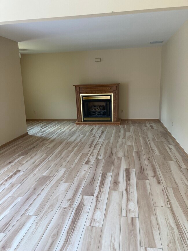 Sala de estar con chimenea de gas - 412 11th Cir SE