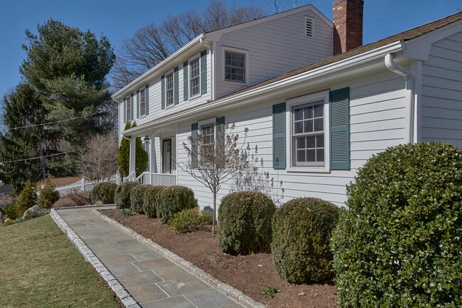 Building Photo - 4 Ivanhoe Ln