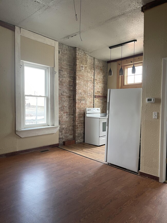 Building Photo - 111 E Arrow St