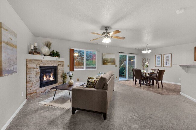 Foto del edificio - 3 BED/2.5 BATH TOWNHOME W/PATIO & 2-CAR GA...