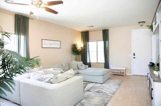 Foto del edificio - 66 E Saddle Way