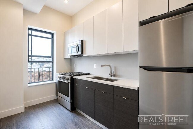 Building Photo - Stunning Large 2 Bed in Crown Heights