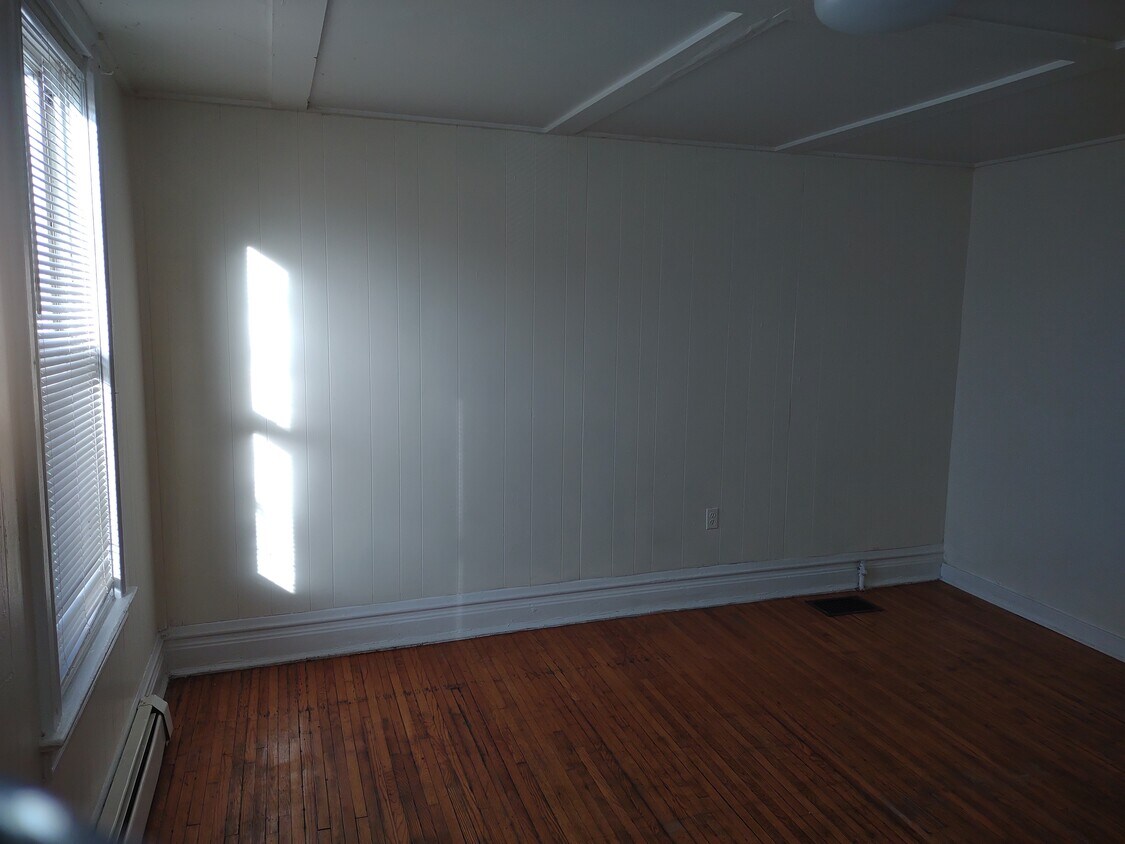 Primary Photo - 1035 West Ave