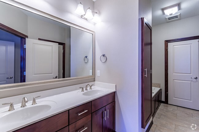 2BR, 2BA - Castellet - Villas at the Plaza