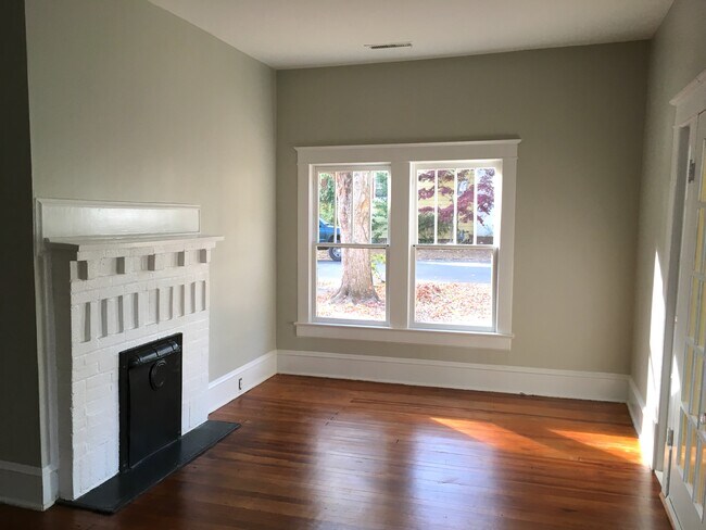 Foto del edificio - 2331 Englewood Ave