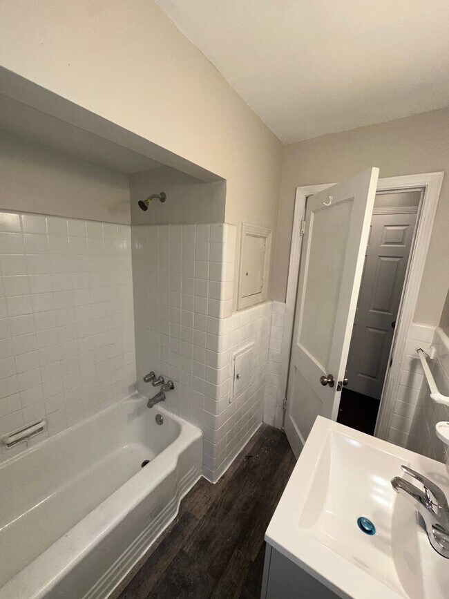 Building Photo - Perfect 3 bed 1 bath for small family!