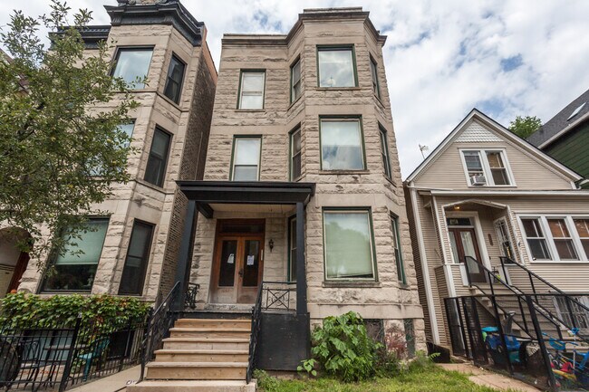Building Photo - 1032 W Roscoe St