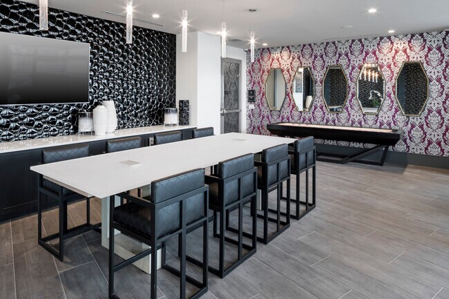 Foto del edificio - The world is yours in this Dallas Studio!