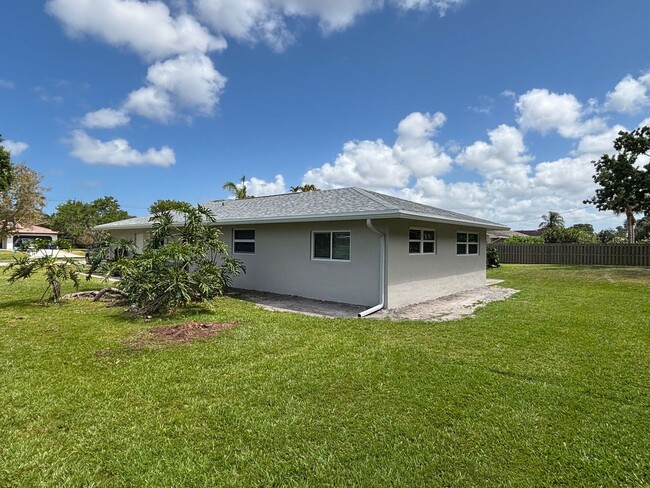 Building Photo - Updated 3 bedroom 2 Bathroom home in Beau ...