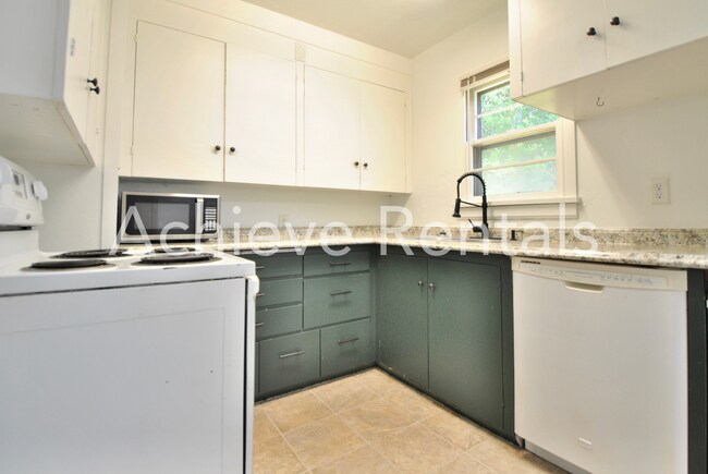 Foto del edificio - Covered Patio, Garage & Yard – Your Next Logan Home Awaits