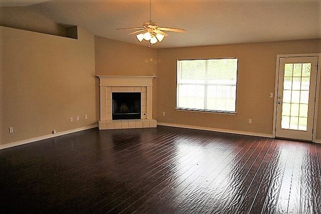 Foto del edificio - 7372 Peterson Ln